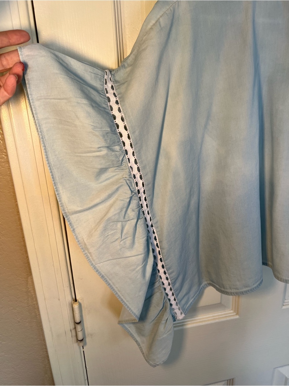 NWT BCBGeneration Light Wash Chambray Flutter Sleeve Top Size L - Picture 8 of 8
